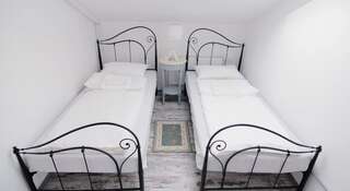 Гостиница Gindza Hostel Сретенка Москва Двухместный номер с 2 отдельными кроватями и общей ванной комнатой-3