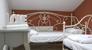 Гостиница Gindza Hostel Сретенка Москва Двухместный номер с 2 отдельными кроватями и общей ванной комнатой-7