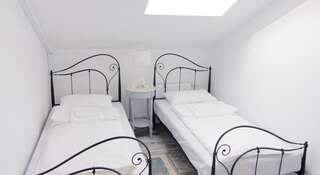 Гостиница Gindza Hostel Сретенка Москва Двухместный номер с 2 отдельными кроватями и общей ванной комнатой-4
